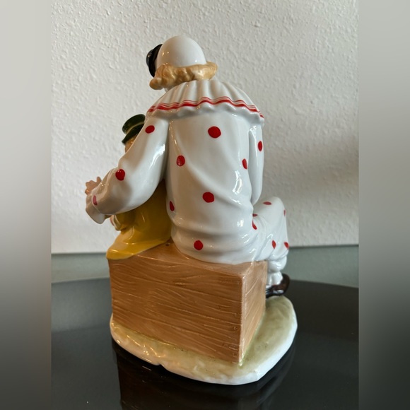 House of global art. Seated clown with young boy music box. - Picture 4 of 7